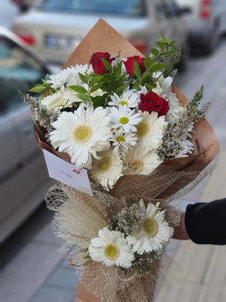 Beyaz Çiçekler ve Kırmızı Güller - Eskişehir Çiçekçiler