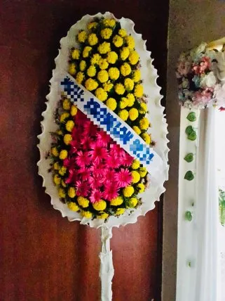 Mevsim Çiçeklerinden Hazırlanmış Tek Katlı Çelenk