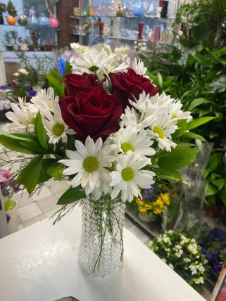 Cam Vazoda Papatyalar İçinde 3 Kırmızı Gül ,Eskişehir Çiçekçi