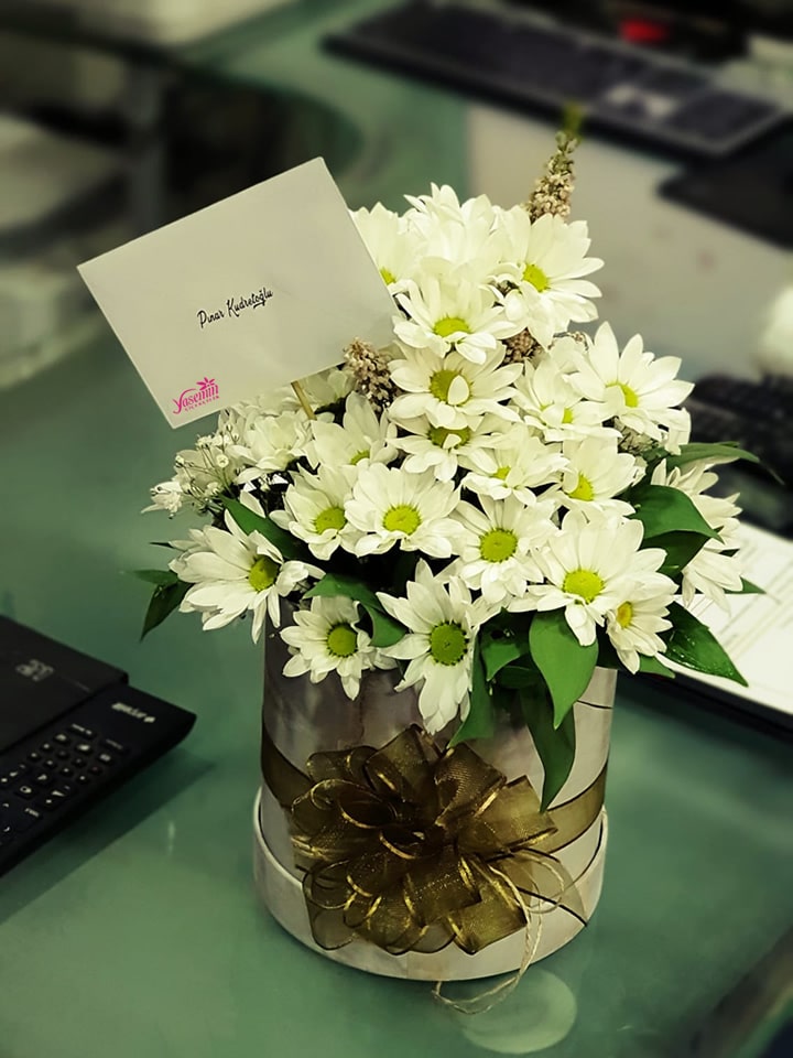 Kutuda Beyaz Krizantemler - Eskişehir Çiçek Siparişi