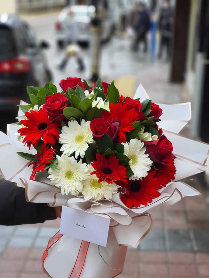 Kırmızı Beyaz El Buketi - Eskişehir Çiçekçiler