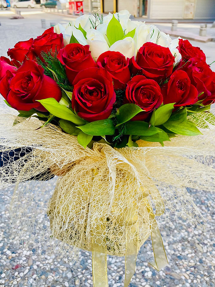 Kırmızı İçinde Beyaz Güller - Eskişehir çiçek siparişi