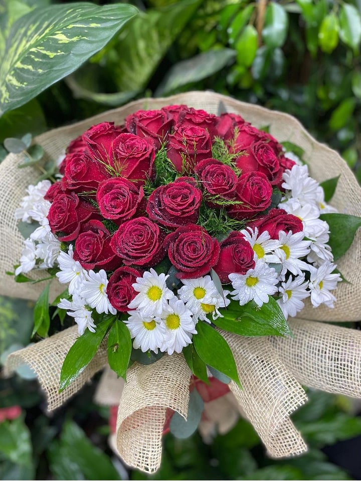 Beyaz Çevrili Kırmızı Güller - Eskişehir Buket