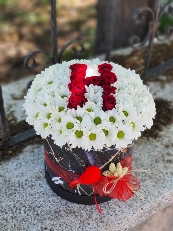 Krizantemler İçinde Güllü Harf - Eskişehir Çiçekçi