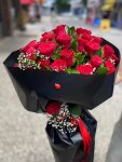 Çiçekçi - Siyah Pakette Kırmızı Güller