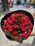 Çiçekçi - Siyah Pakette Kırmızı Güller